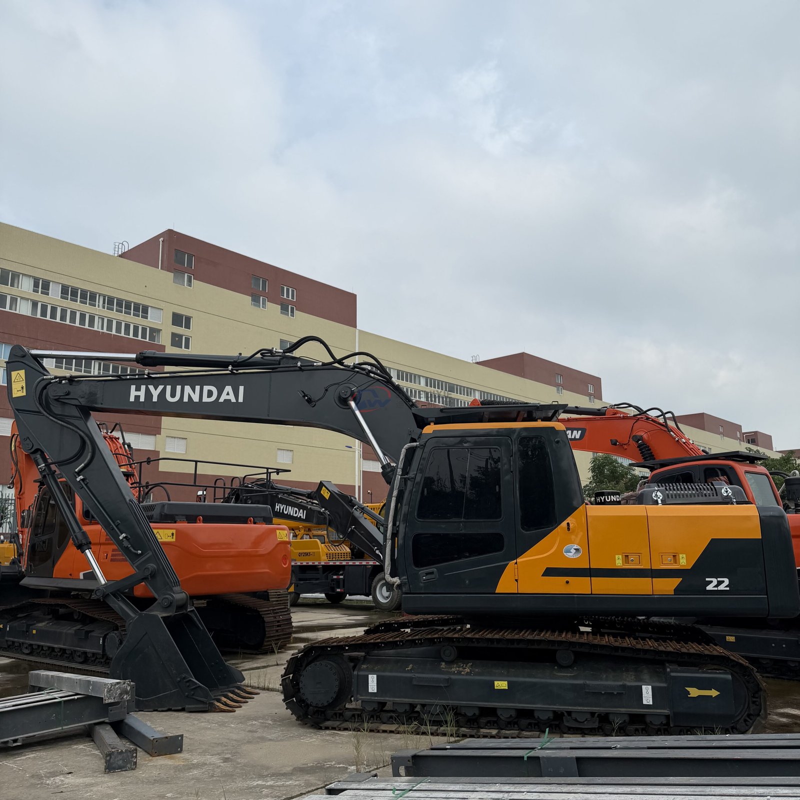 Hyundai R220 Used Excavator